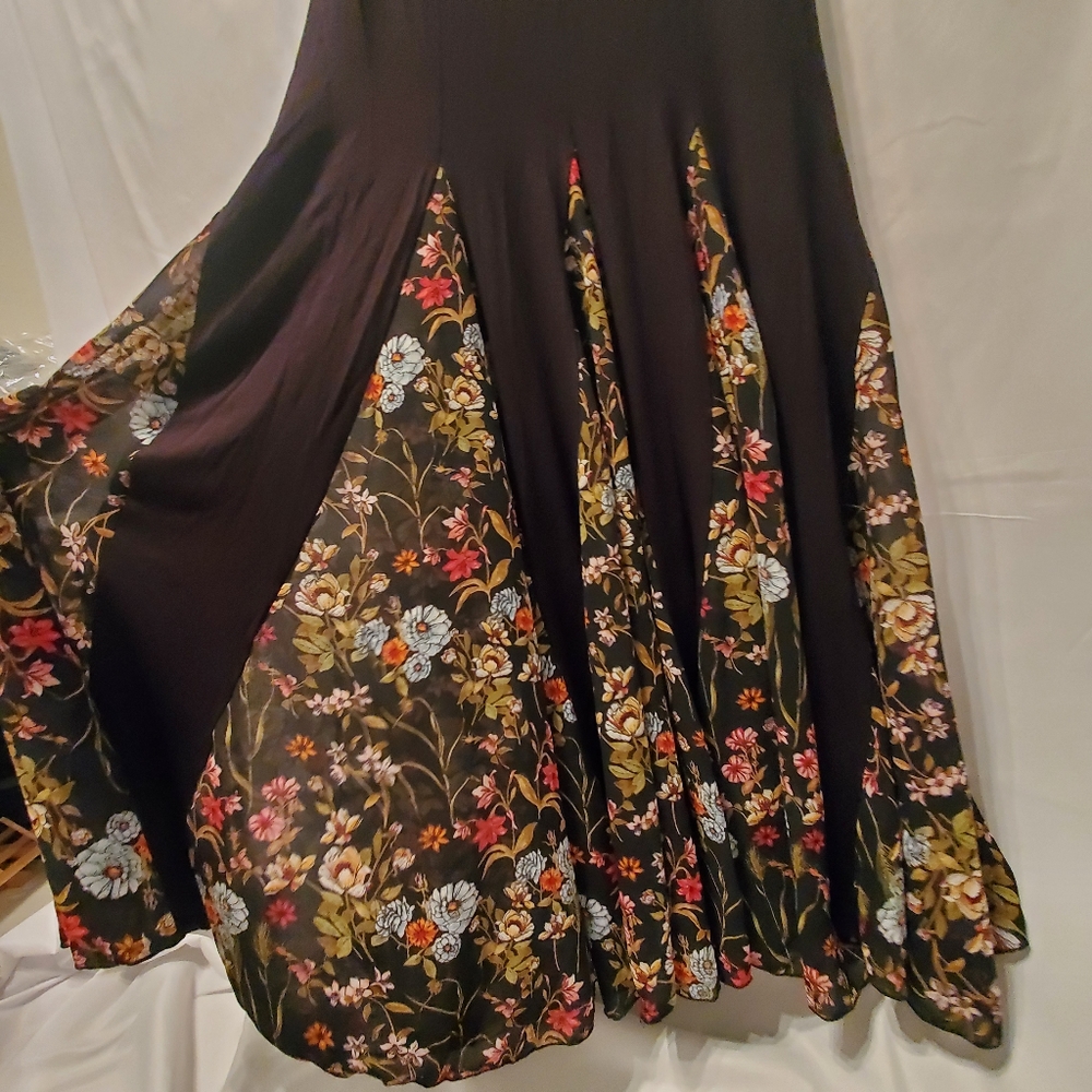 Pyramid Collection Arwen black floral maxi dress - Picture 4 of 5